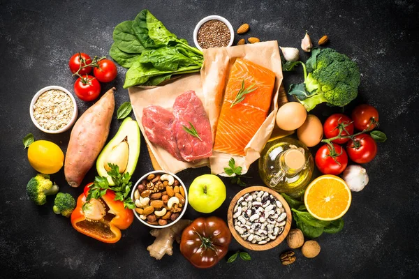 Zdravé potraviny produkty na černém pozadí horní pohled. — Stock fotografie