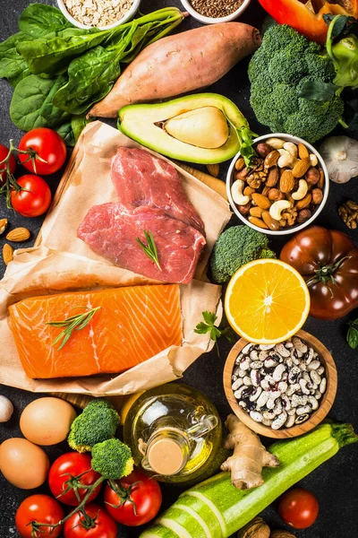 Productos alimenticios saludables en el fondo negro vista superior. — Foto de Stock