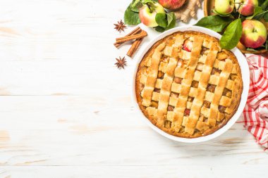 Beyaz ahşap masada zencefilli ve tarçınlı elmalı turta.