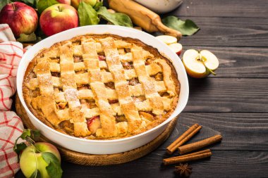Elmalı turta, zencefilli ve tarçınlı, koyu ahşap masada..