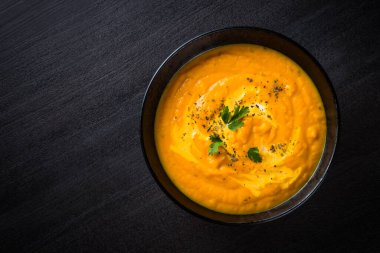 Kremalı balkabağı çorbası ve siyah kasede baharat..