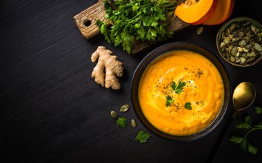 Siyah masada kremalı balkabağı çorbası..