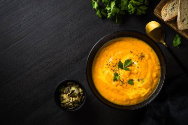 Siyah masada kremalı balkabağı çorbası..