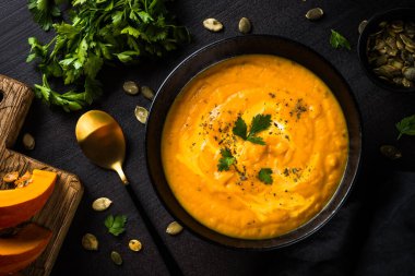 Siyah masada kremalı balkabağı çorbası..