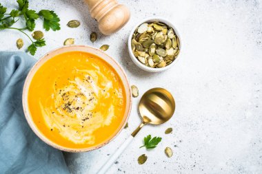 Beyaz kasede kremalı balkabağı çorbası..