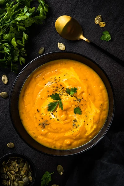 Kremalı balkabağı çorbası ve siyah kasede baharat..