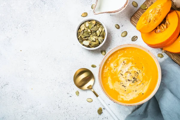 Purê de sopa de abóbora com creme em tigela branca. — Fotografia de Stock