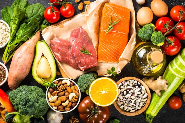 Productos alimenticios saludables en el fondo negro vista superior. —  Fotos de Stock
