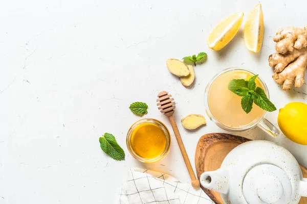 Beyaz masada limonlu zencefil çayı. — Stok fotoğraf