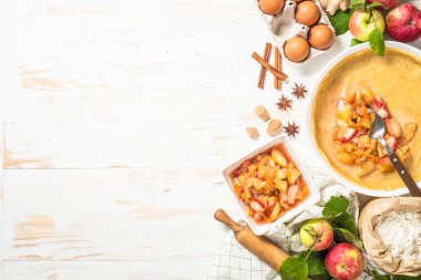 Üst görünüm için malzemeli elmalı turta..