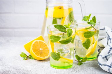 Beyaz masada iki bardak limonata..
