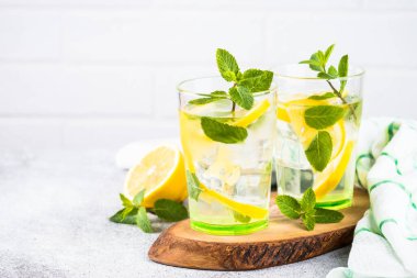 Beyaz masada iki bardak limonata..