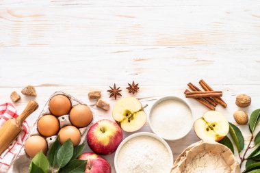 Beyaz ahşap masada sonbahar pişirme malzemeleri.