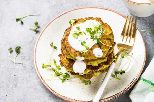 Zucchini pannkakor med spenat, hepbs och parmesanost, serveras med gräddfil. — Stockfoto