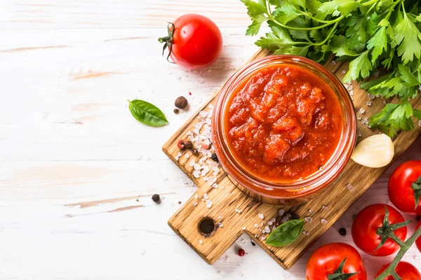 Tomatsås med örter och kryddor på vit bakgrund. — Stockfoto