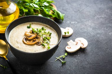 Kara taş masadaki mantar çorbası..