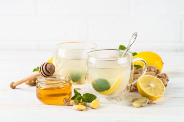 Beyaz masada limonlu zencefil çayı.