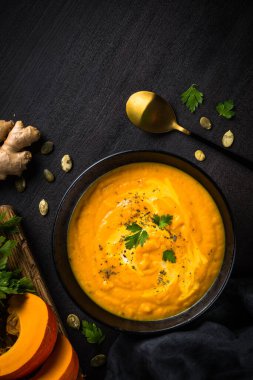 Siyah masada kremalı balkabağı çorbası..
