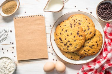 Beyaz masada çikolatalı dev kurabiyeler..