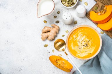 Beyaz kasede kremalı ve zencefilli kabak çorbası..