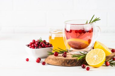 Beyaz masada limonlu yabanmersini çayı.