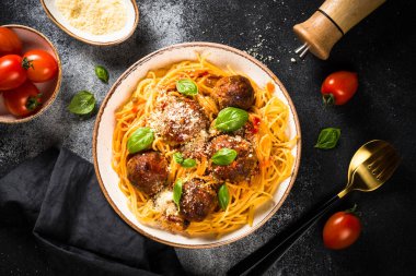 Köfteli makarna, siyah domates sosu..