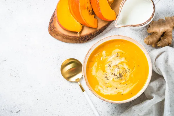 Purê de sopa de abóbora com creme e gengibre em tigela branca. — Fotografia de Stock