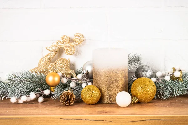 クリスマスの装飾屋内-キャンドル、モミの木の枝、白と金色の装飾が施された棚. — ストック写真