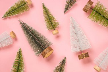 Pembe arka planda Noel ağacı yatıyordu..