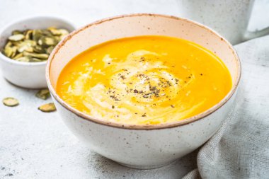 Beyaz kasede kremalı balkabağı çorbası..