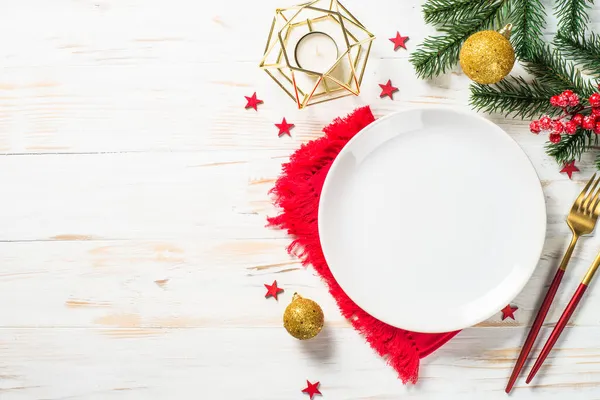 Weihnachtliche Tischdekoration mit Weihnachtsdekoration und vorgegebener Box an weißem Holztisch. — Stockfoto