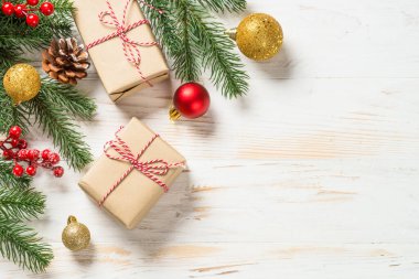 Noel arkaplanı köknar ağacı, hediye kutusu ve beyaz ahşap masa süslemeleri..