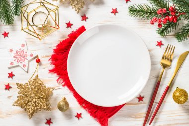 Noel süslemeleri ve beyaz ahşap masada önceden ayarlanmış kutuyla Noel masası..