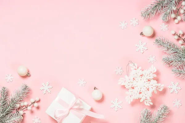 Vánoční dekorace na růžovém pozadí horní pohled. — Stock fotografie