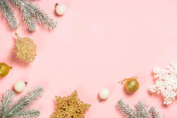 Vánoční dekorace na růžovém pozadí. — Stock fotografie