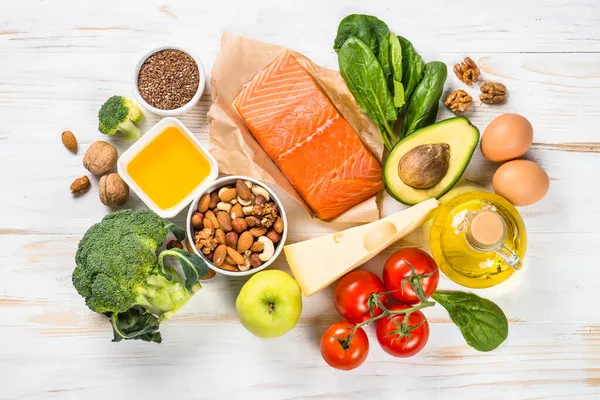 Keto ingredientes dietéticos. Productos alimenticios saludables en fondo blanco vista superior. —  Fotos de Stock