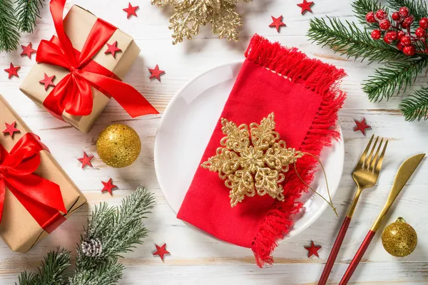 Karácsonyi asztal beállítása ünnepi dekorációval és előre beállított doboz fehér fa asztalnál. — Stock Fotó