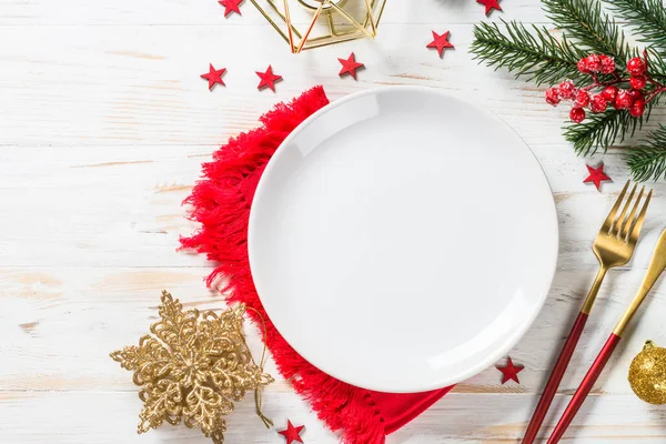 Christmas table setting with holiday decorations at white wooden table. — Stock Photo, Image