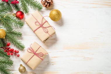 Noel arkaplanı köknar ağacı, hediye kutusu ve beyaz ahşap masa süslemeleri..