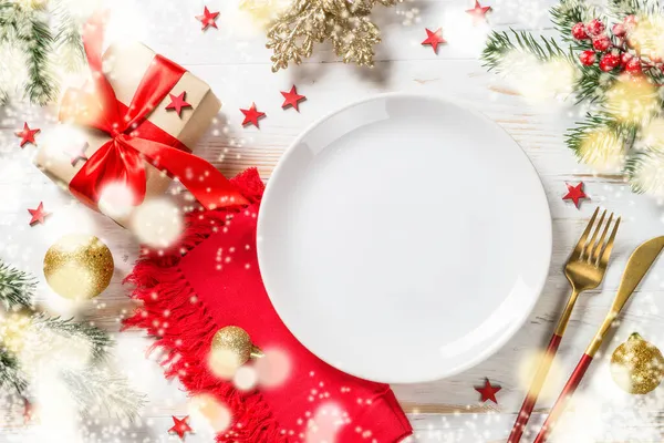 Ajuste de mesa de Navidad con decoraciones navideñas y caja preestablecida en mesa de madera blanca. — Foto de Stock