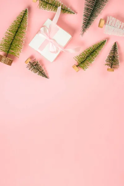 핑크 배경의 크리스마스 장식들. — 스톡 사진