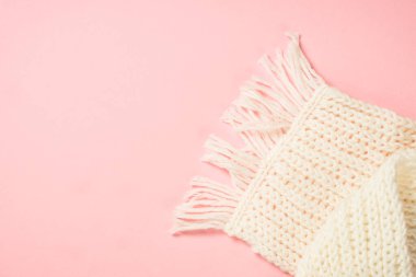 Pembe arka planda beyaz eşarp. düz yat
