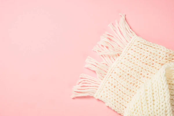 White scarf on a pink background. flat lay — Stock Photo, Image