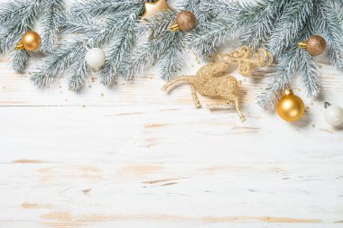 Noel arkaplanı köknar ağacı ve altın bayram süslemeleri.