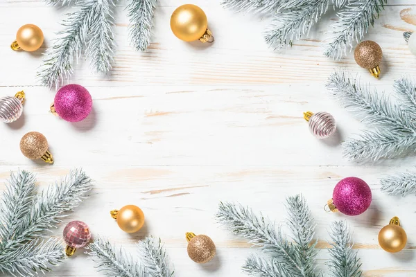 モミの木と黄金の休日の装飾とクリスマスの背景. — ストック写真