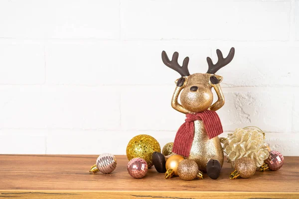 Vánoční jelen s růžovým a zlatým dekorem — Stock fotografie