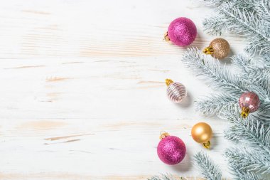 Noel arkaplanı köknar ağacı ve altın bayram süslemeleri.