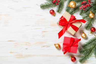 Kırmızı kurdeleli ve Noel süslemeli Noel hediyesi kutusu.