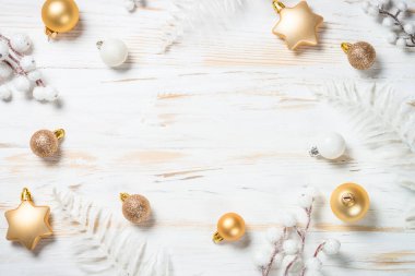 Beyaz ve altın noel süslemeleri ile yaratıcı bir düzen.