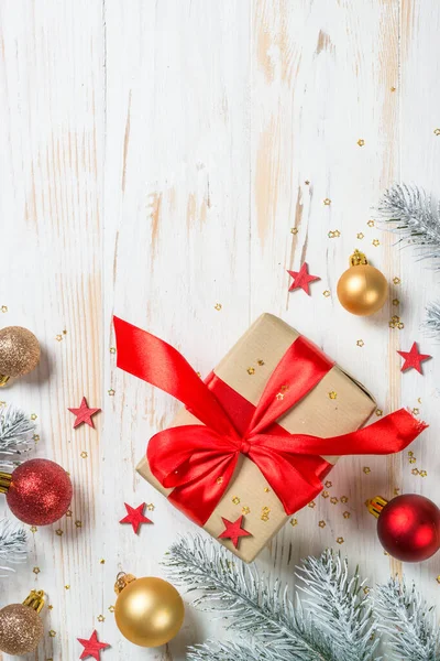 Caja de regalo de Navidad con cinta roja y decoraciones navideñas. — Foto de Stock